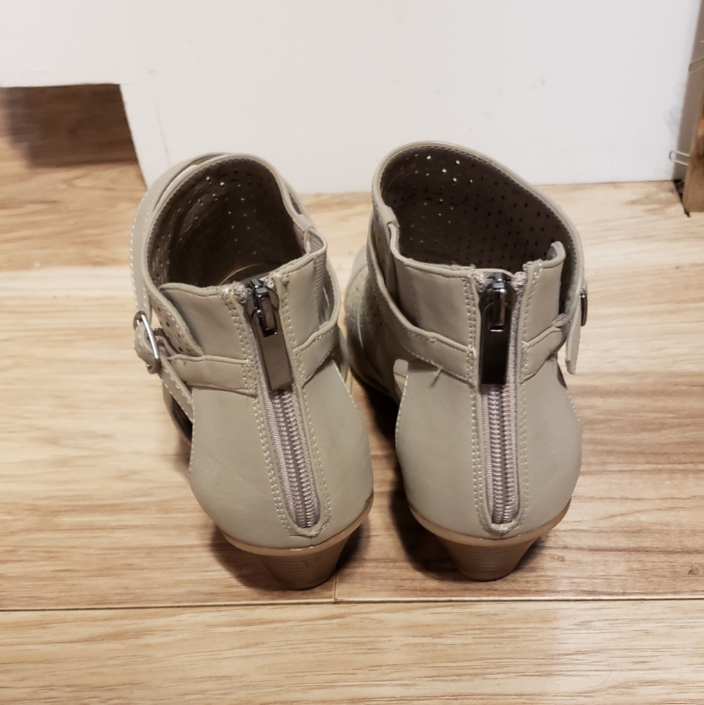 Easy Street Carrigan Vegan Leather Grey Sandal Size 8 Peep Toe Back Zipper - Picture 4 of 4